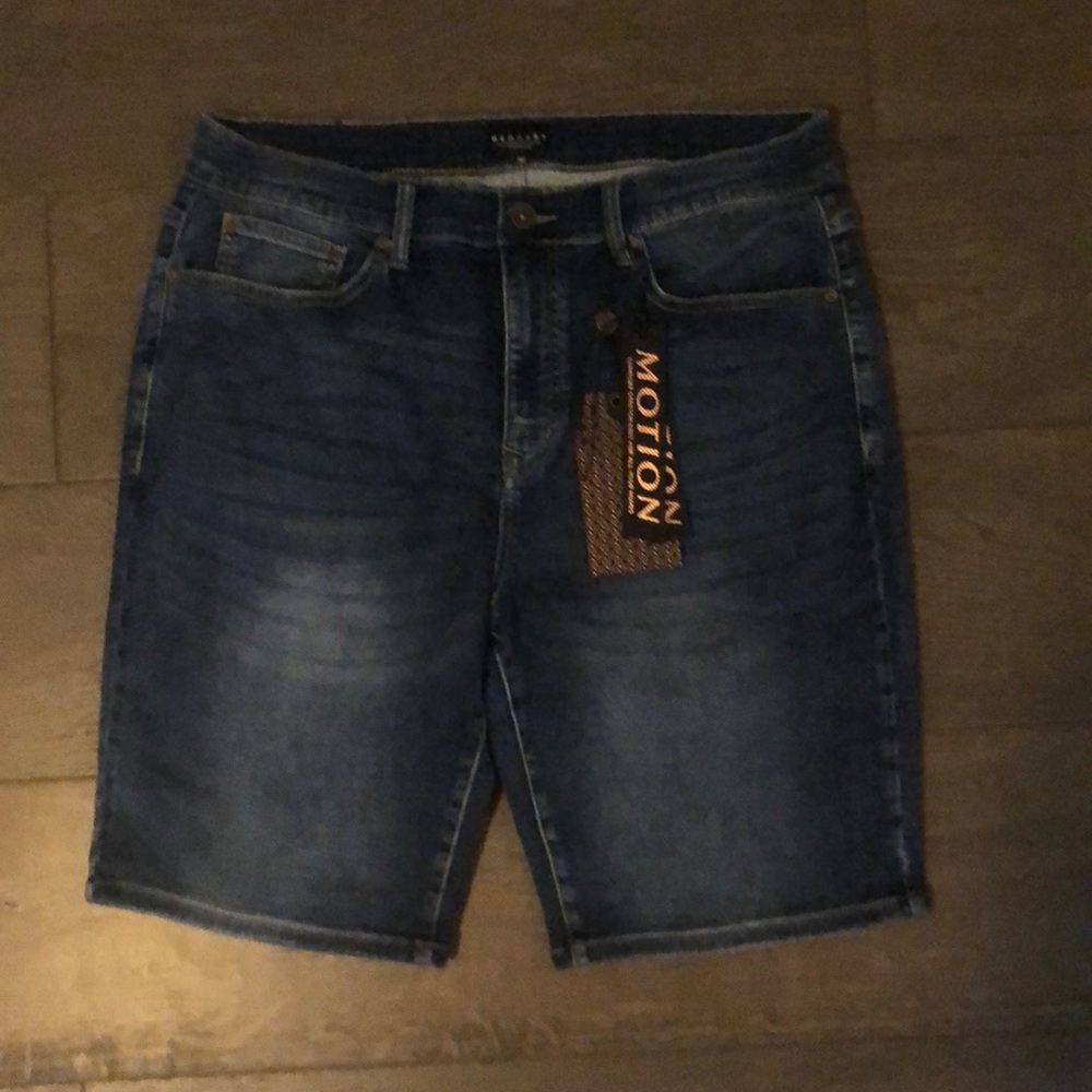 Men’s dark washed jeans